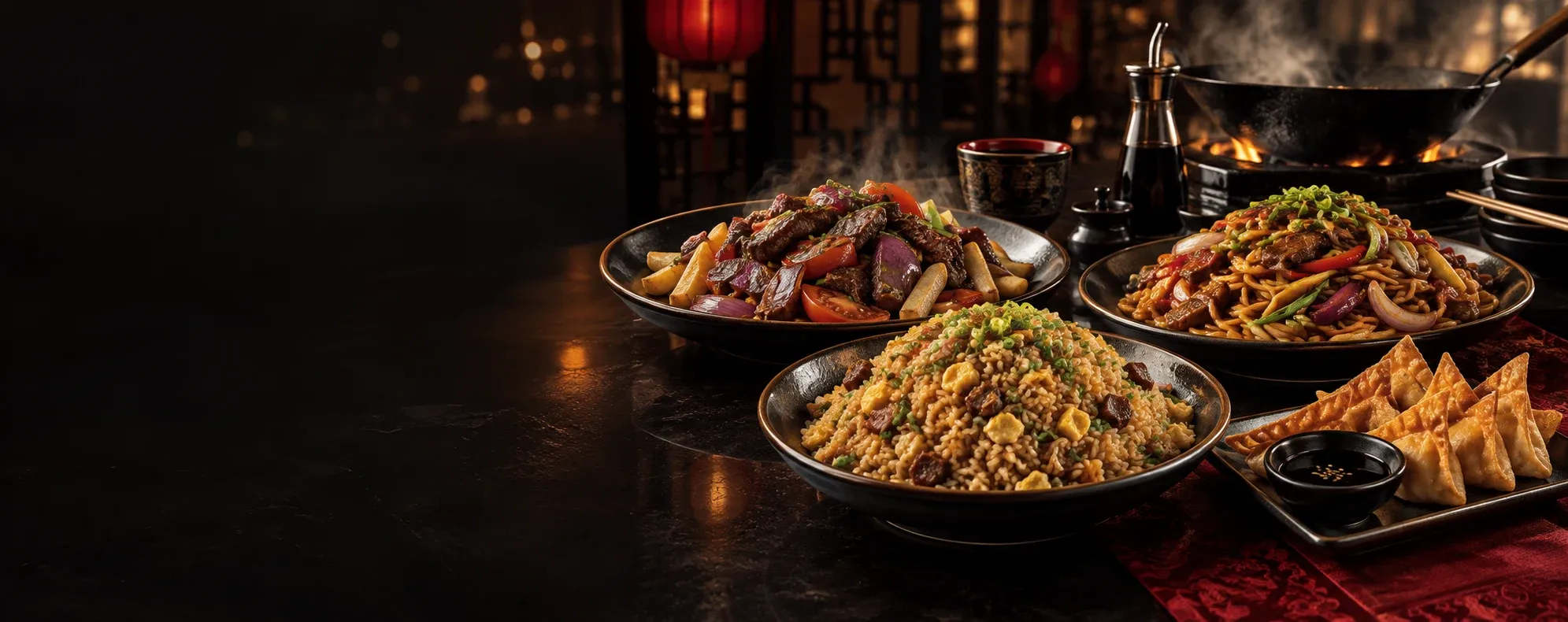 Platos de chifa peruano con arroz chaufa, tallarines y wantanes